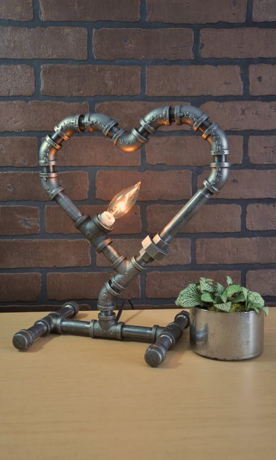 Heart pipes table lamp